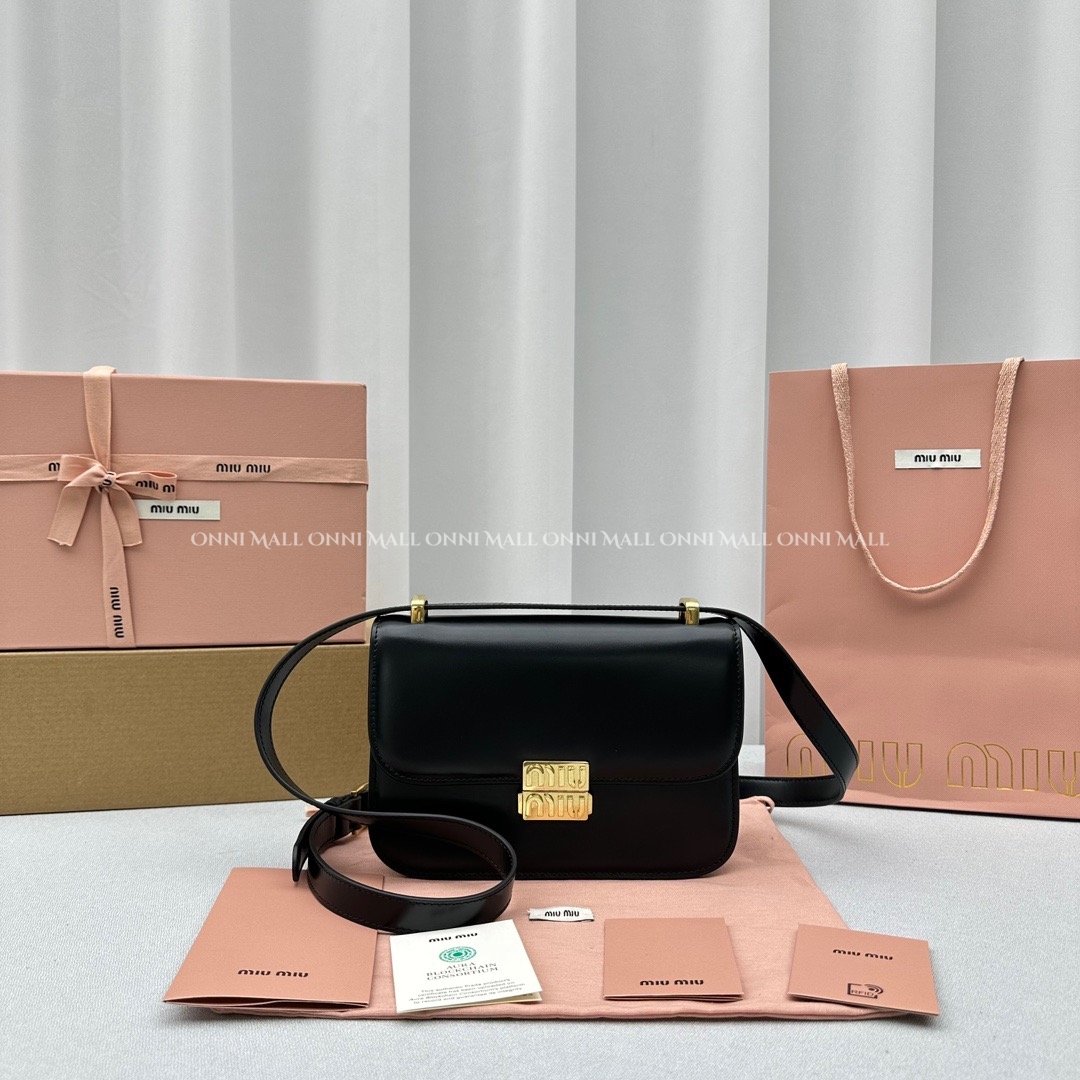 미우미우 가죽 숄더백
